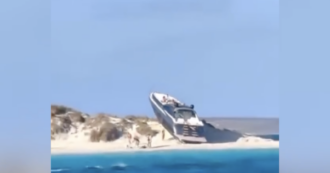 Copertina di Uno yacht di lusso si arena su una spiaggia, turisti increduli