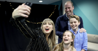 Copertina di “Il principe William ha incontrato Taylor Swift un po’ in ritardo, c’era un po’ di stress e ansia”: il retroscena del selfie più virale della settimana