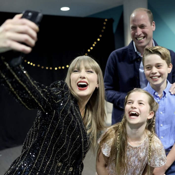 “Il principe William ha incontrato Taylor Swift un po’ in ritardo, c’era un po’ di stress e ansia”: il retroscena del selfie più virale della settimana