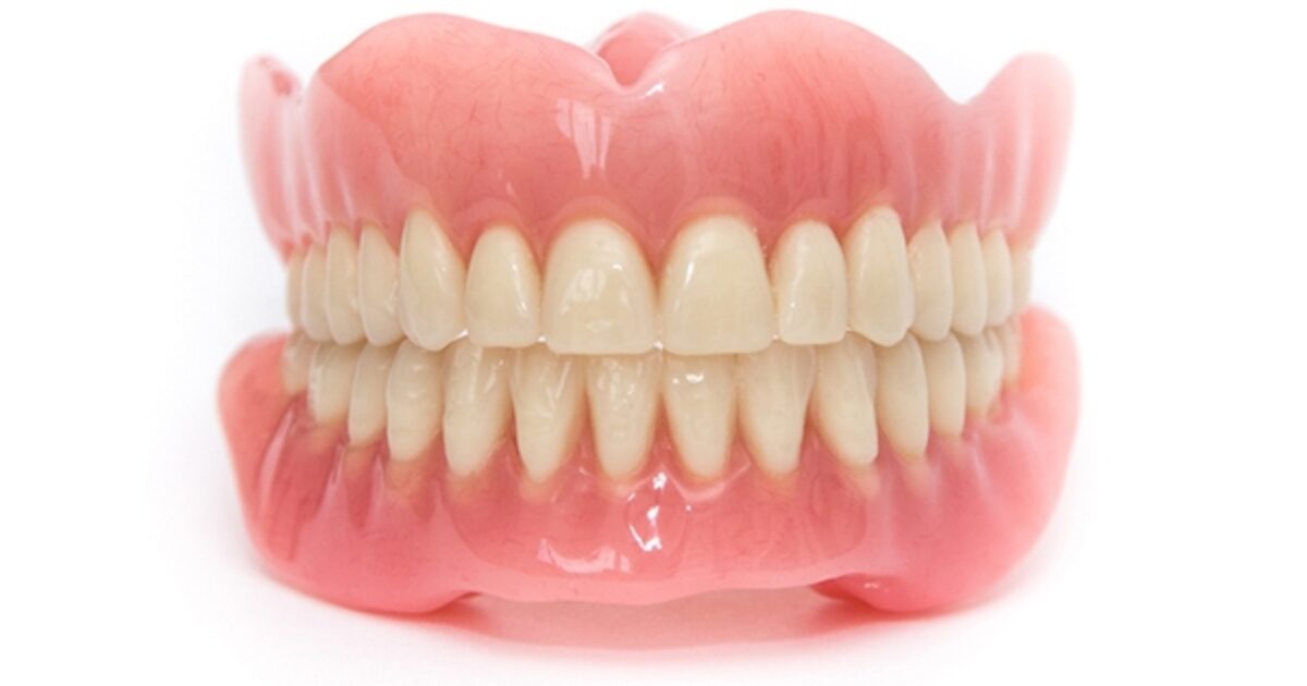 “Trovata una dentiera sul marciapiede. È disponibile in portineria”: il bizzarro annuncio del custode