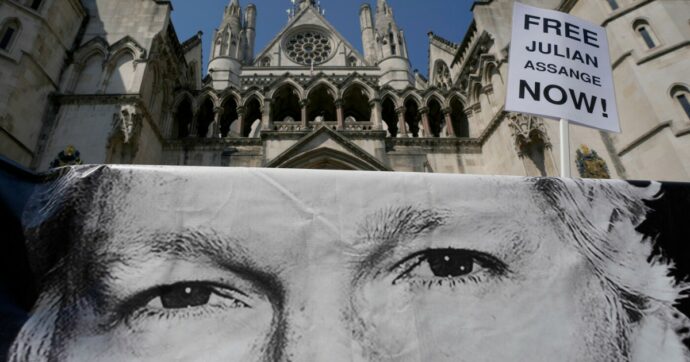 Gli Usa hanno perseguitato Assange: ora è libero ma quel potere imperiale ci minaccia ancora