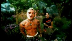 Copertina di “Shifty Shellshock dei Crazy Town è morto per overdose accidentale”: è lo sconcertante referto dell’autopsia sul corpo del cantante
