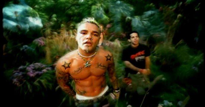 Copertina di “Shifty Shellshock dei Crazy Town è morto per overdose accidentale”: è lo sconcertante referto dell’autopsia sul corpo del cantante