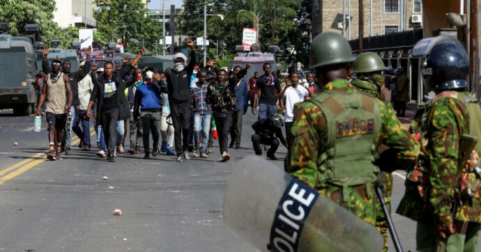 Kenya, dimostranti assaltano il Parlamento: almeno 10 morti