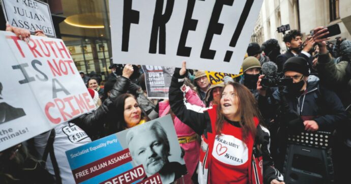 Julian Assange è libero e il prezzo è la libertà di stampa. Vi spiego perché