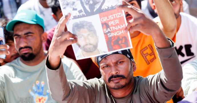 Satnam Singh, la comunità indiana in piazza a Latina (con Cisl e Uil) per il bracciante ucciso. Madre: “Voglio vedere chi l’ha abbandonato”
