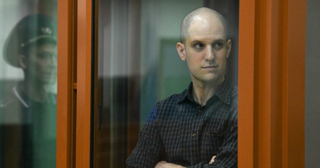 Iniziato in Russia il processo per spionaggio al reporter del Wsj Gershkovich. Usa: “Sforzo per liberarlo”. Mosca: “Ascoltate i nostri segnali”