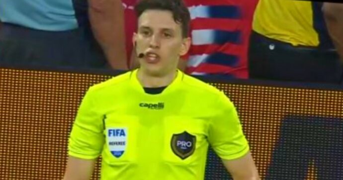 Copertina di “Non c’è fuorigioco, ma…”: così un arbitro della Mls ha trollato l’intero stadio dopo la chiamata al Var – Domeniche Bestiali