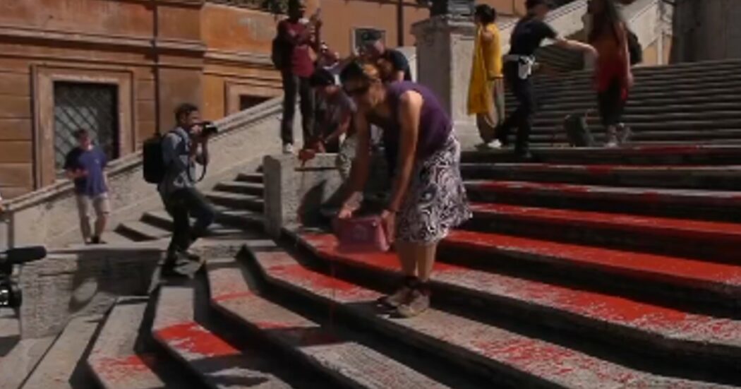 Pittura rossa sulla scalinata di Trinità dei Monti a Roma: l’azione degli attivisti contro i femminicidi. Sei persone fermate