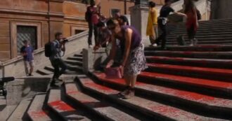 Copertina di Pittura rossa sulla scalinata di Trinità dei Monti a Roma: l’azione degli attivisti contro i femminicidi. Sei persone fermate