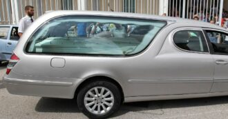 Copertina di Carro funebre rubato poco prima del funerale: quando i parenti scendono col feretro non lo trovano sotto casa. Indaga la polizia