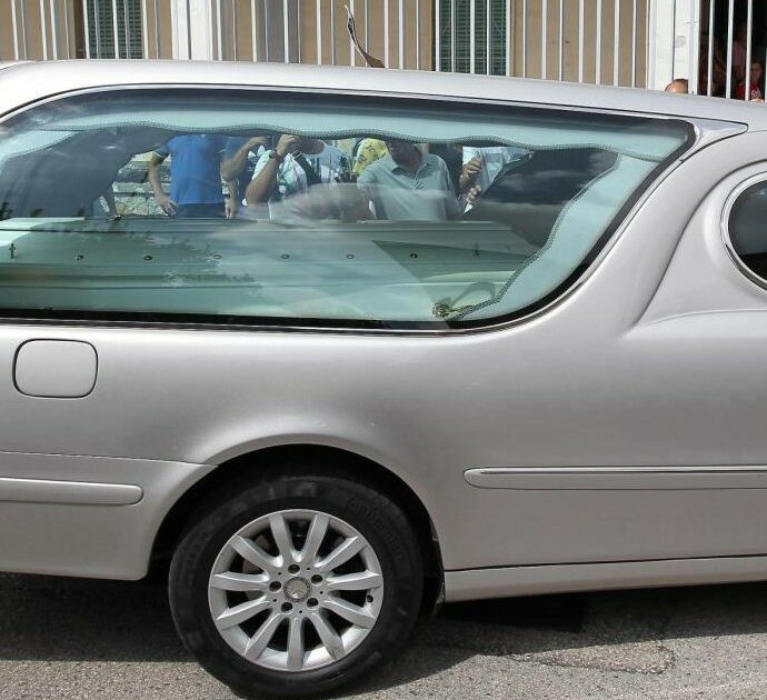 Carro funebre rubato poco prima del funerale: quando i parenti scendono col feretro non lo trovano sotto casa. Indaga la polizia