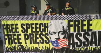 Copertina di Assange, il giornalista Fishman (“The Intercept”): “È un ‘pizzino’ a tutti noi: chiunque ci può arrestare”