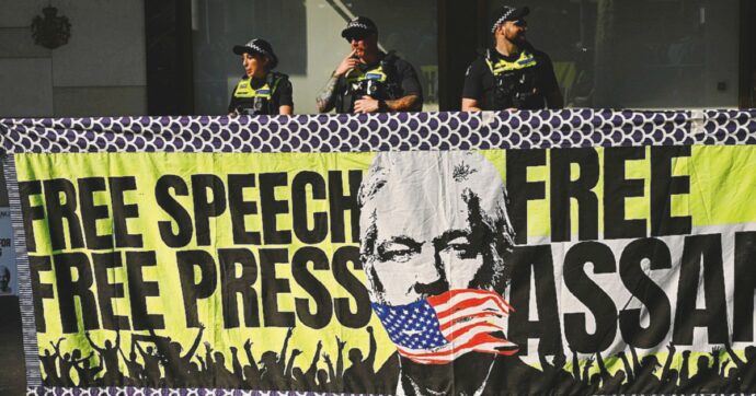 Assange, il giornalista Fishman (“The Intercept”): “È un ‘pizzino’ a tutti noi: chiunque ci può arrestare”