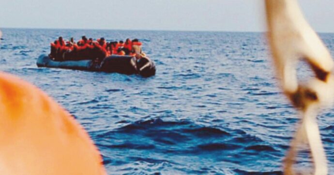 Strangola 16enne mentre la barca sta affondando