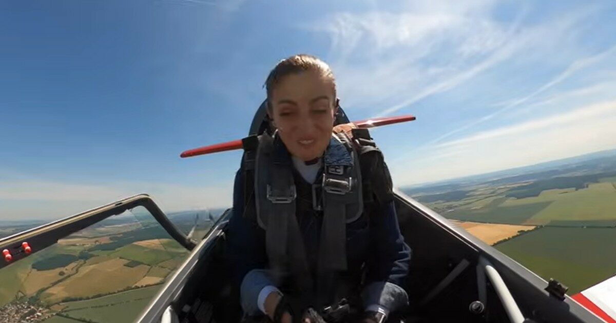 Si apre il tettuccio dell’aereo durante un volo d’addestramento. Il racconto della pilota: “Ho recuperato la vista dopo 28 ore”