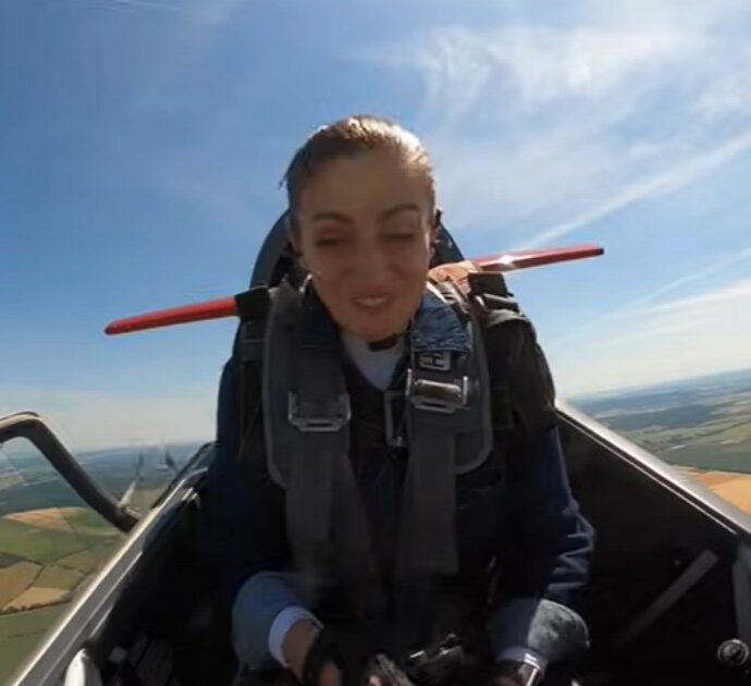 Si apre il tettuccio dell’aereo durante un volo d’addestramento. Il racconto della pilota: “Ho recuperato la vista dopo 28 ore”