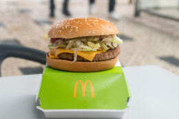 Copertina di McDonald’s cancella l’hamburger vegetale dai menù negli Usa: “Nessuno vuole il McPlant”