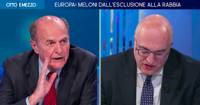 Copertina di Battibecco tra Bersani e Sechi a La7: “Abbia il buon gusto di rispettare quello che dico. Può prendere nota?”. “Io annoto sempre”