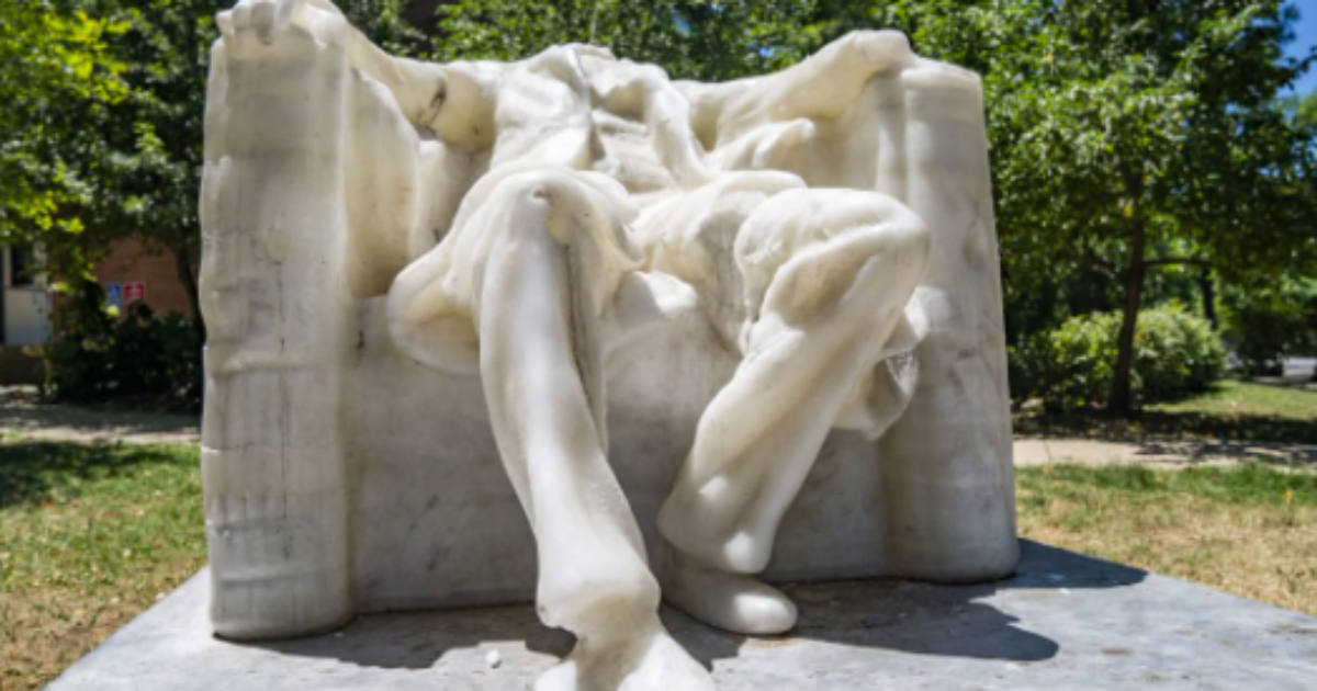 La statua non resiste al caldo e si scioglie partendo dalla testa: addio all’installazione che ritraeva Abraham Lincoln
