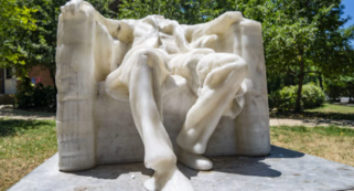 Copertina di La statua non resiste al caldo e si scioglie partendo dalla testa: addio all’installazione che ritraeva Abraham Lincoln
