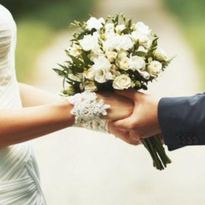 “Vado a prendere una pistola e sparo a tutti”: panico al matrimonio. Uomo ruba il boquet alla sposa, schiaffeggia un bimbo e poi scappa: il tribunale lo assolve