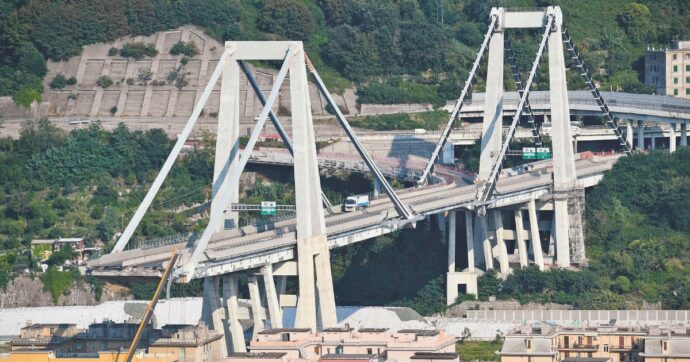 Copertina di Genova, si ferma il processo Ponte Morandi: la ditta appaltatrice non paga il tecnico audio