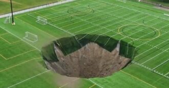 Copertina di Usa, enorme voragine si apre in un campo da calcio in Illinois. La causa? “Una miniera”