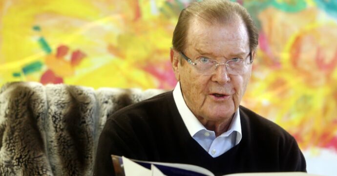 Copertina di “La tomba di Roger Moore a Monaco non è stata profanata”: smentita secca dal Principato di Monaco