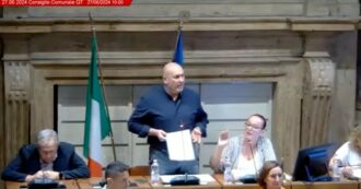 Copertina di Caos in Consiglio comunale a Terni, l’ultima di Bandecchi: fa il verso di abbaiare verso i consiglieri e lascia l’Aula – Video