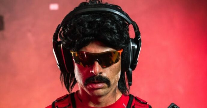 Copertina di Inviava messaggi “inappropriati” a una minorenne. Il famoso streamer Dr Disrespect bannato da Twitch a vita confessa quattro anni dopo: “Sono cambiato”