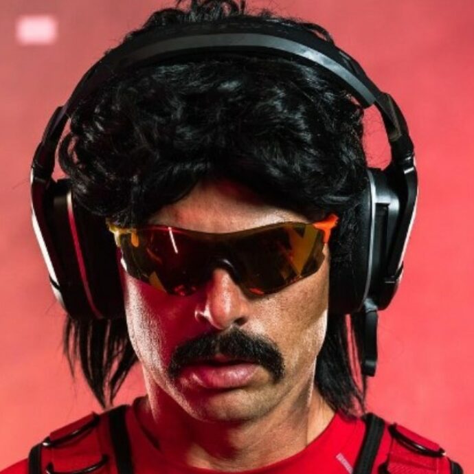 Inviava messaggi “inappropriati” a una minorenne. Il famoso streamer Dr Disrespect bannato da Twitch a vita confessa quattro anni dopo: “Sono cambiato”