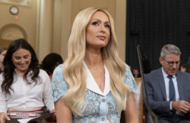 Copertina di “Sono stata strappata dal mio letto nel cuore della notte, ho subito abusi sessuali”: la testimonianza choc di Paris Hilton al Congresso