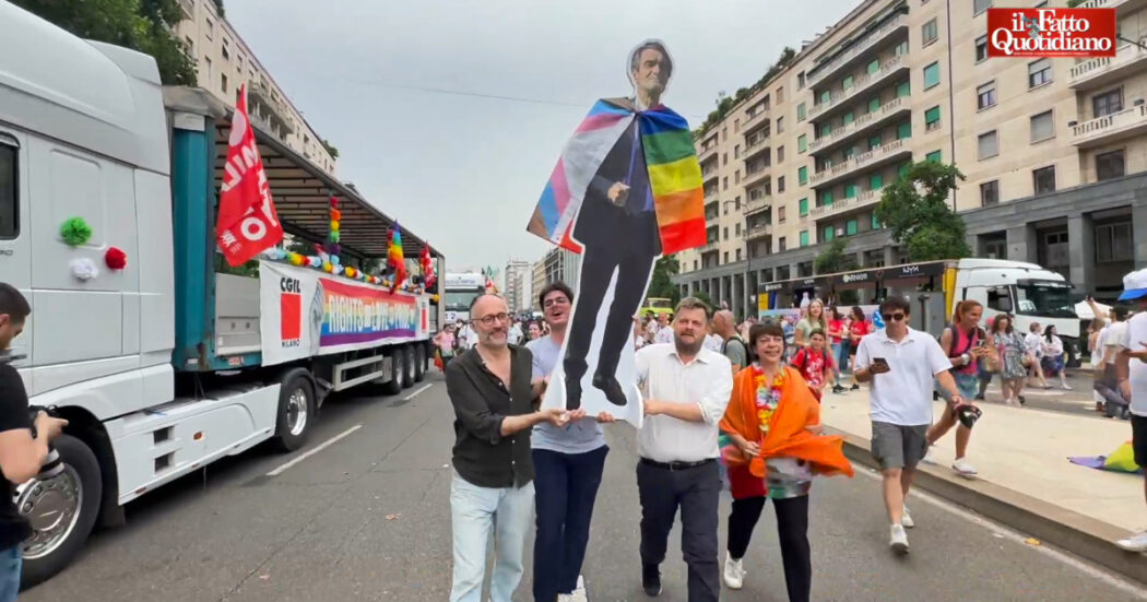 Al Pride di Milano c’è il cartonato di Fontana avvolto dalla bandiera arcobaleno: “Festa divisiva? Sì, divide chi è civile da chi è omofobo”