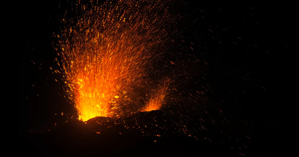 Etna, erutta il cratere Voragine: le immagini spettacolari dalla sommità del vulcano di notte – Video