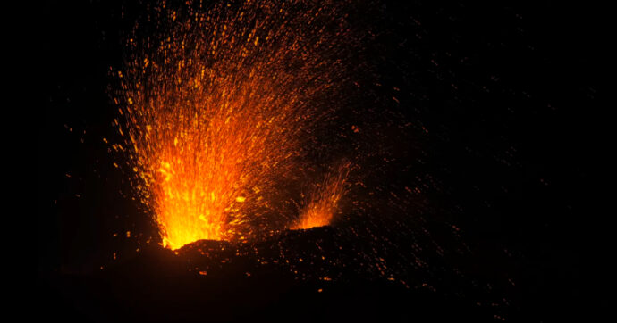 Copertina di Etna, erutta il cratere Voragine: le immagini spettacolari dalla sommità del vulcano di notte – Video