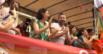 Copertina di Schlein al Pride di Milano balla sul carro con Zan. E accusa la destra italiana: “È la più arretrata d’Europa”