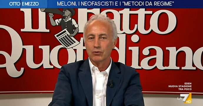 Copertina di Travaglio a La7: “L’Europa è una polveriera e gli Usa sono guidati da un uomo completamente fuori di testa. Chi li ha governati finora?”