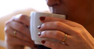 Copertina di Chi beve il caffè salato? La nuova moda che spopola su TikTok: da dove arriva e come si prepara