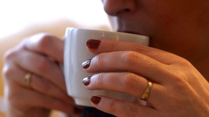 “Aspettare può salvare la vita”: il caffè troppo caldo triplica il rischio di cancro all’esofago, ecco cosa dicono gli esperti