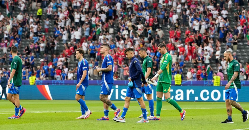 Italia eliminata dagli Europei, i giocatori vanno sotto il settore dei tifosi e vengono respinti: “Andate via”