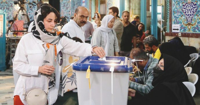 Iran, vince l’astensionismo: al ballottaggio il moderato e il fedelissimo di Khamenei