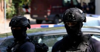 Copertina di Belgrado, attacca l’ambasciata israeliana: ucciso. “È terrorismo”