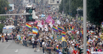 Copertina di Pride 2024, da Nord a Sud i cortei nelle grandi città. A Milano Pd e M5s contro Fontana per il no al patrocinio: il suo cartonato sul carro dem