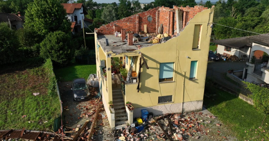 Tromba d’aria nel Canavese, una casa sventrata a Busano: le immagini riprese dal drone