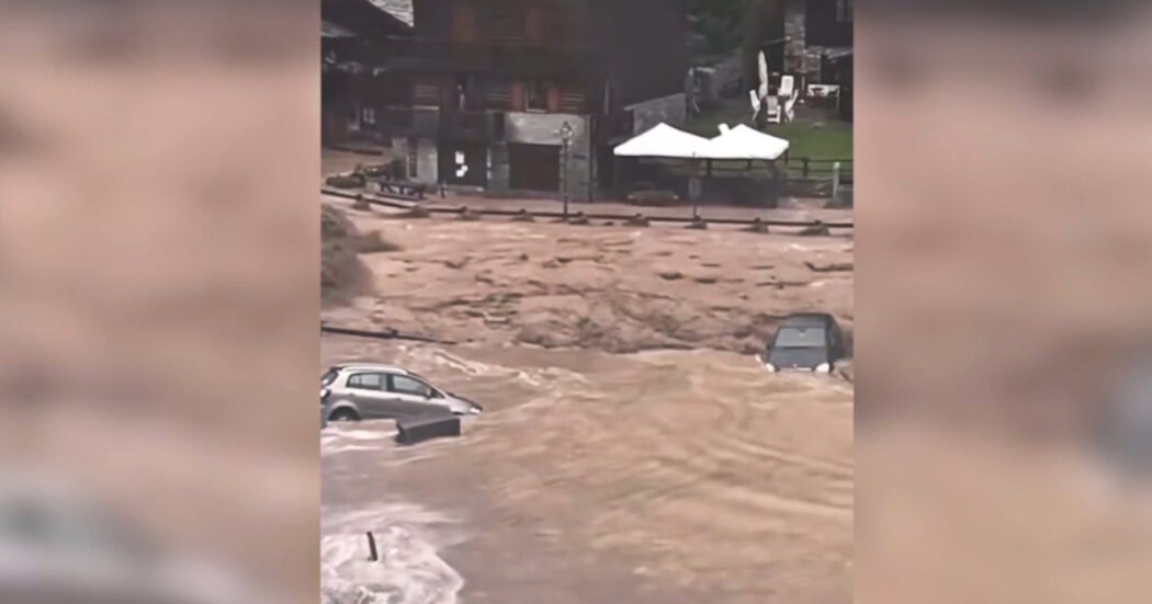 Alluvione in Valle d’Aosta, a Cogne le auto trascinate via dal torrente esondato – Video