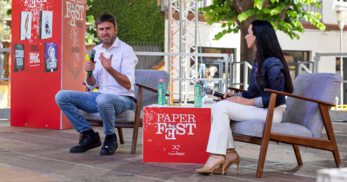 Copertina di “Paper Fest. Libri in piazza”, Di Battista presenta “Scomode verità. Dalla guerra in Ucraina al massacro di Gaza”: l’intervista integrale