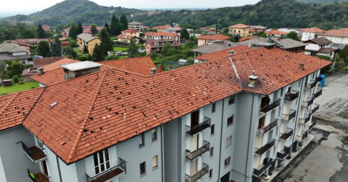 Copertina di Alluvione in Piemonte, tetti danneggiati e auto distrutte dalla grandine: le immagini da Forno Canavese