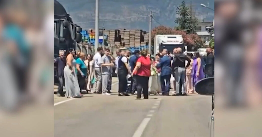 Gli sposi bloccano il traffico e allestiscono il banchetto in mezzo alla strada: il video surreale dalla provincia di Salerno