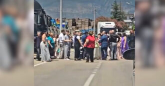 Copertina di Gli sposi bloccano il traffico e allestiscono il banchetto in mezzo alla strada: il video surreale dalla provincia di Salerno